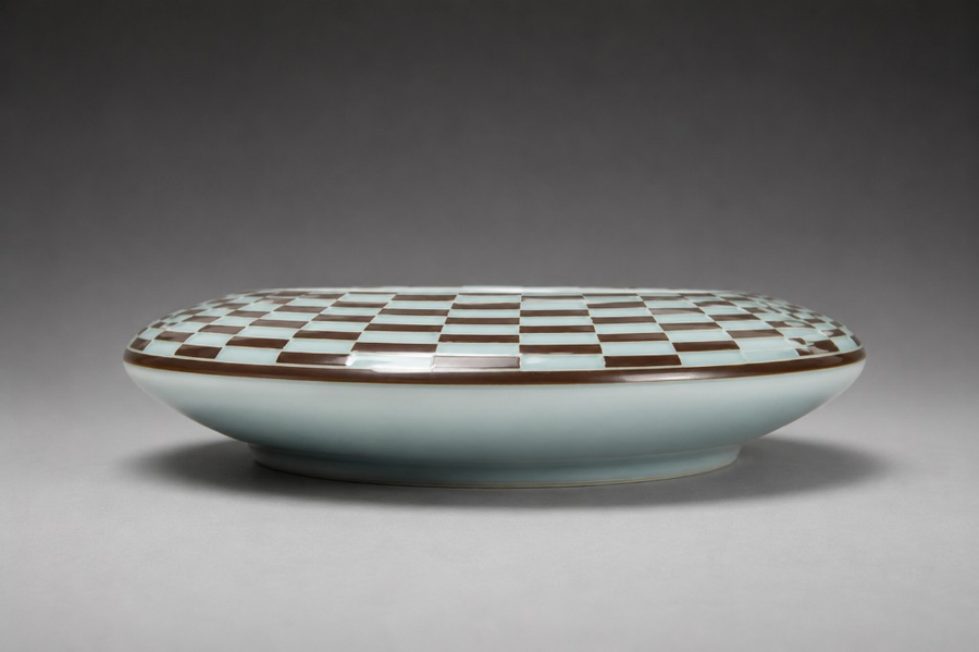 Longquan celadon work by Su Wei