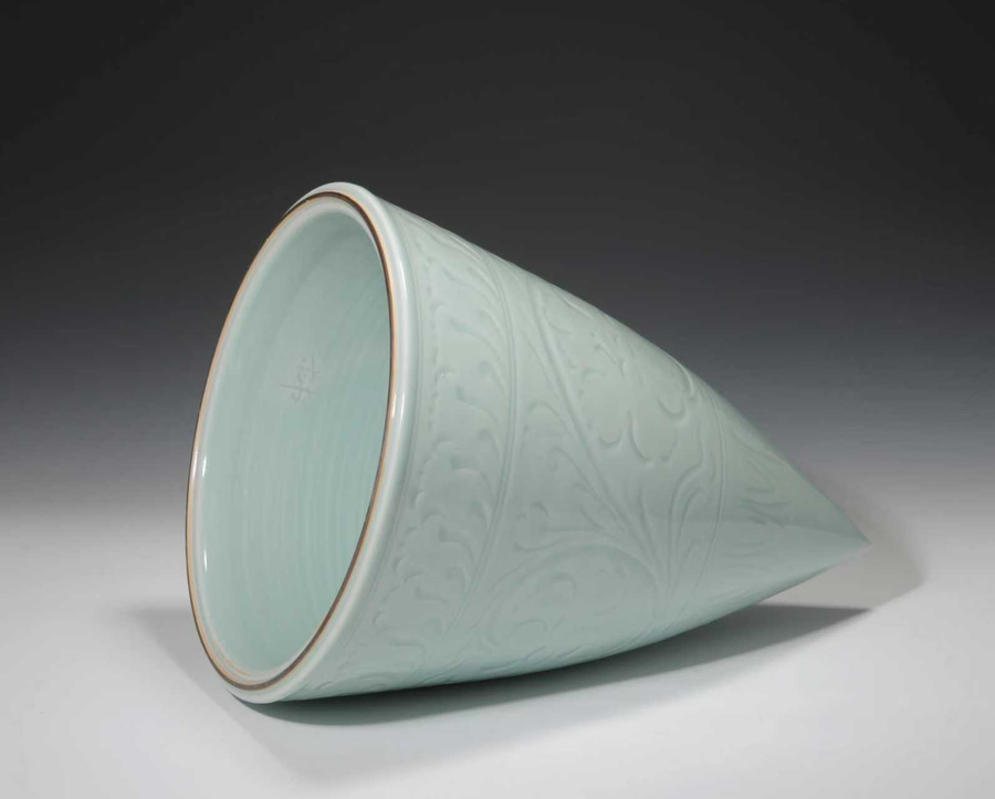 Longquan celadon work by Su Wei