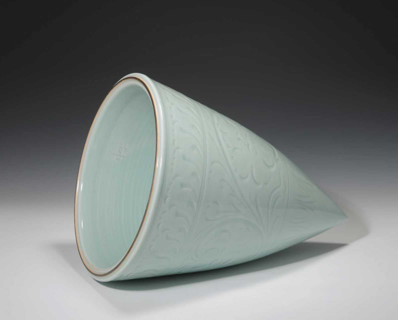 Longquan celadon work by Su Wei